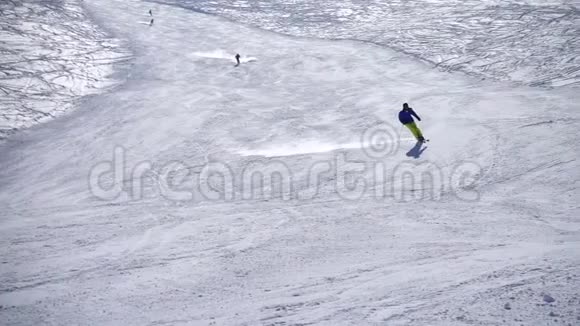 滑雪者滑雪跑道滑雪区视频的预览图