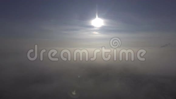 冬天的城市在雾中从高处射击视频的预览图
