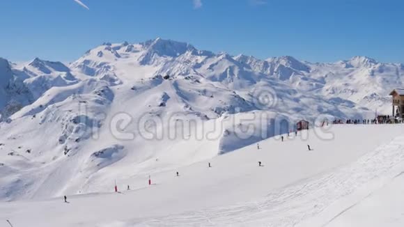 山上阳光明媚的一天在滑雪场许多滑雪者在斜坡上视频的预览图