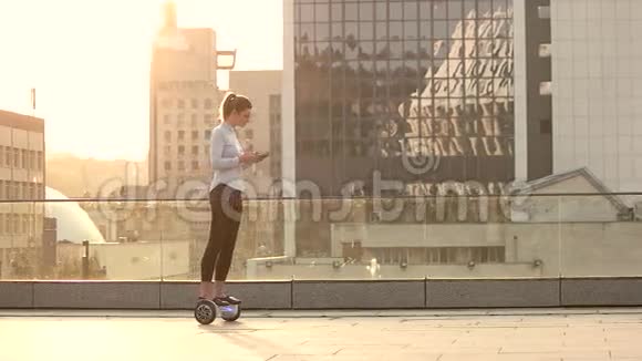 城市背景上的女人慢莫视频的预览图