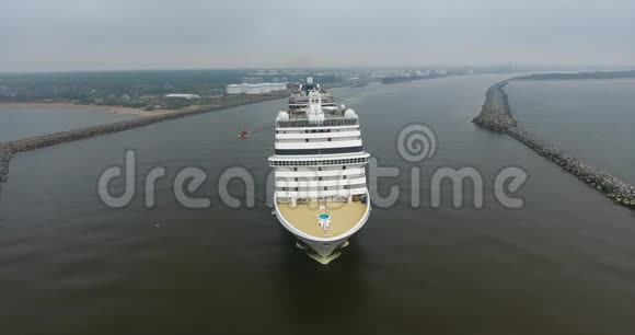 立陶宛克莱佩达市港口游船的空中拍摄视频的预览图
