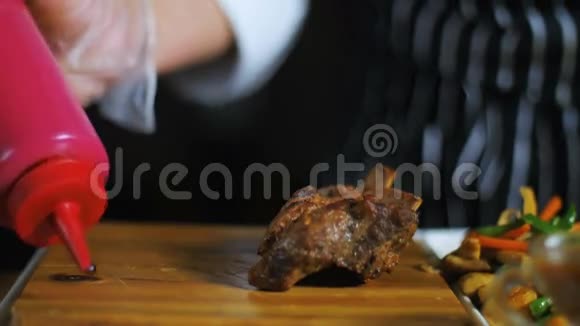 厨师把酱放在肉丝木盘上视频的预览图