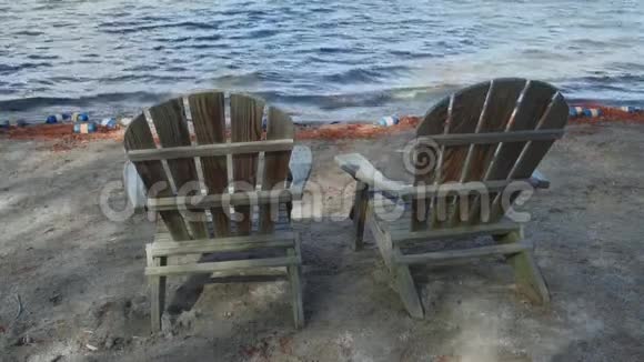 岸上的躺椅6个中的3个视频的预览图