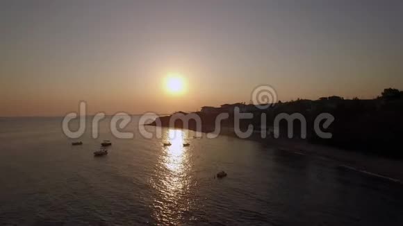 日落景象的度假和海上与船空中希腊特里科佛海滩视频的预览图
