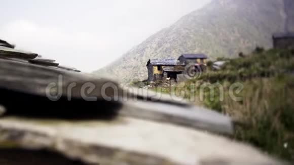 山坡上的印度当地村庄视频的预览图