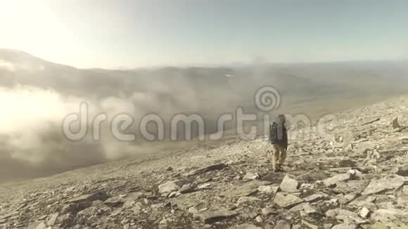挪威Rondane国家公园的女子徒步旅行视频的预览图