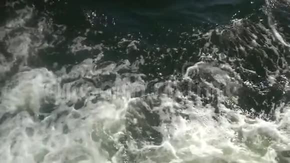 海水渡轮径泡沫波慢运动视频的预览图