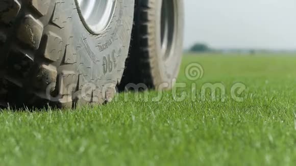 草地上的农场肥轮视频的预览图