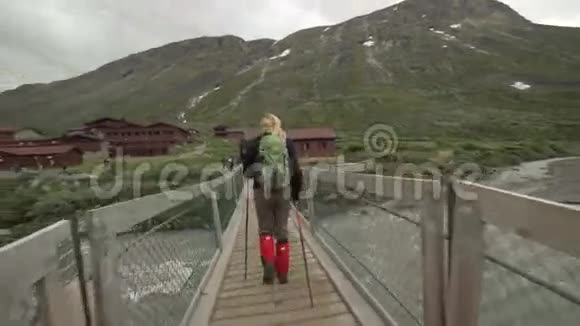 挪威乔顿海门国家公园女子徒步旅行视频的预览图