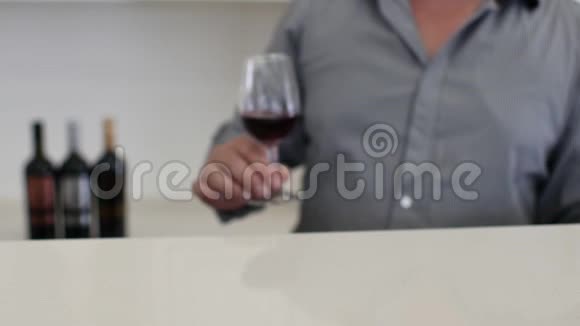 一个人把酒从瓶子里倒进杯子里视频的预览图