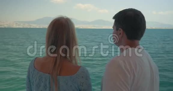 女人和男人在船上演讲反对希腊的海景视频的预览图