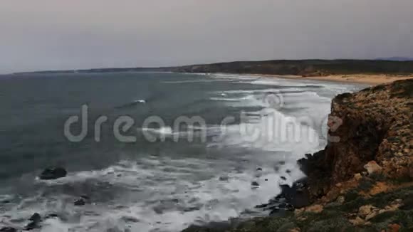 4K超高清时间带起伏的美丽海滩视频的预览图