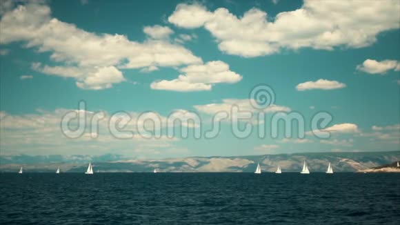 帆船豪华游艇与白帆在海上视频的预览图