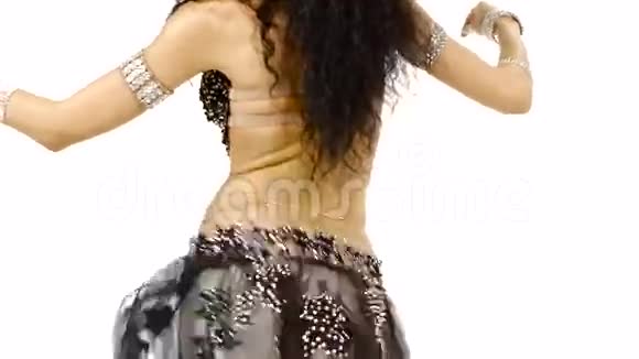 一位女性肚皮舞女的躯干和背部在白色的腹部上摇动她的臀部视频的预览图