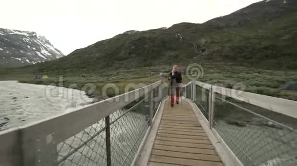 挪威乔顿海门国家公园女子徒步旅行视频的预览图