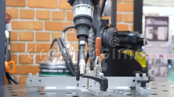 机器人焊接手臂演示模式视频的预览图