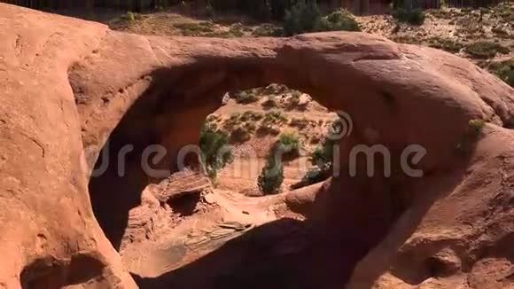 科罗拉多高原亚利桑那州纳瓦霍部落峡谷公园纪念碑山谷的巨大红岩石崖山4k景观视频的预览图