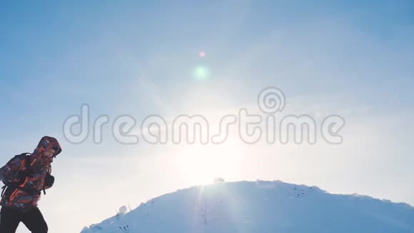 团队合作团队旅游徒步旅行者成功赢得冬天到达山顶的轮廓阳光游客视频的预览图