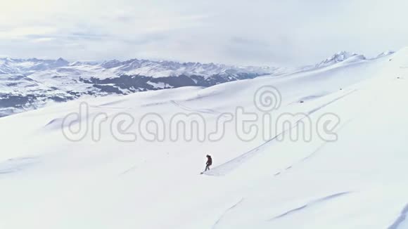 滑雪板后乡村冬季慢动作空中4k视频的预览图