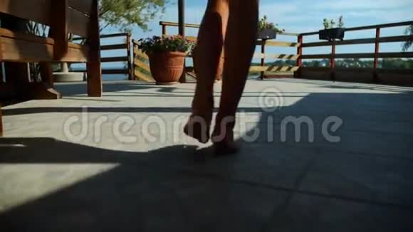美丽的女人光着脚在混凝土上行走视频的预览图