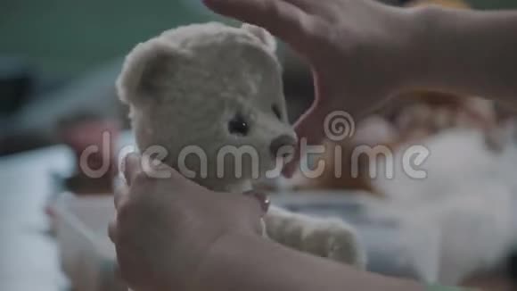 毛绒玩具的修理女手缝玩具熊视频的预览图