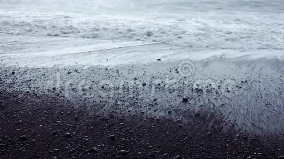 冰岛在黑色海滩冲浪南海岸维克视频的预览图
