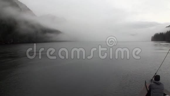 阿拉斯加平静水面背景下的木船视频的预览图
