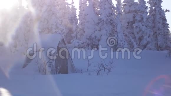 木制小屋在冬季木材在晴天与镜头耀斑效果慢动作3840x2160视频的预览图