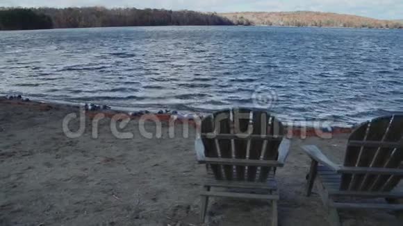 岸上的躺椅6张中的2张视频的预览图