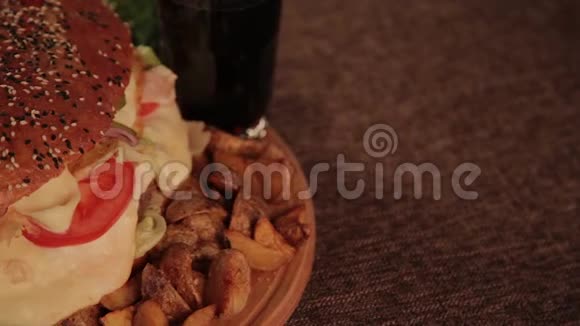 有土豆和汽水的美味汉堡视频的预览图