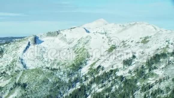 白雪覆盖的山峰令人惊叹的冬季野生自然景观4k空中视频的预览图