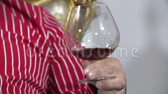 男人慢吞吞地喝一口红酒视频的预览图
