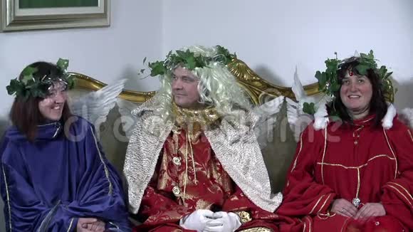 三个天使坐着环顾四周头上戴着桂冠视频的预览图