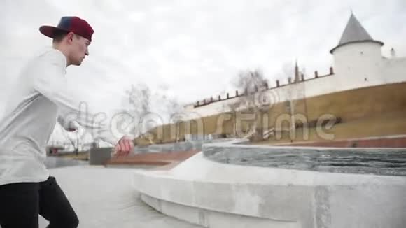 街头杂技少年在公园里跳翻板跑酷慢动作视频的预览图