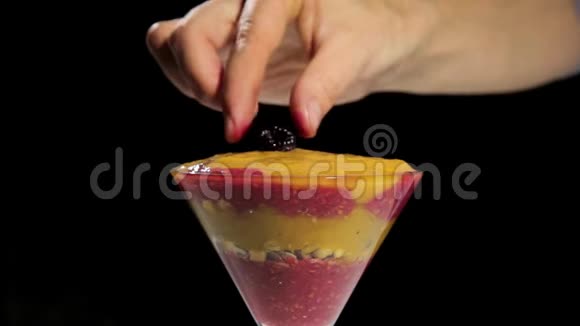 用辣椒覆盆子和桃子做布丁健康甜点和节食概念视频的预览图