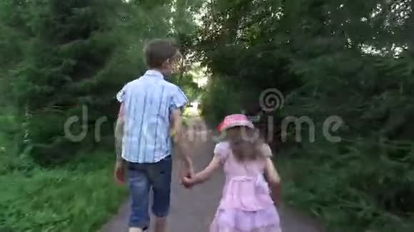 孩子们走在穿过树林的小路上视频的预览图