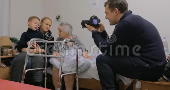 家人来医院看望年迈的奶奶视频的预览图