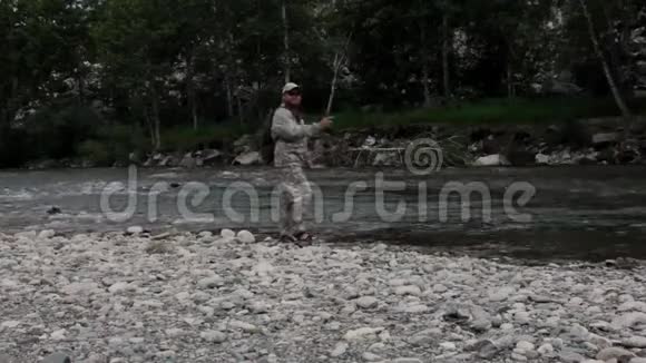 一个单身渔夫正在暴风雨的河流上钓鱼视频的预览图