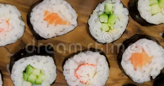 几个寿司卷旋转木盘视频的预览图