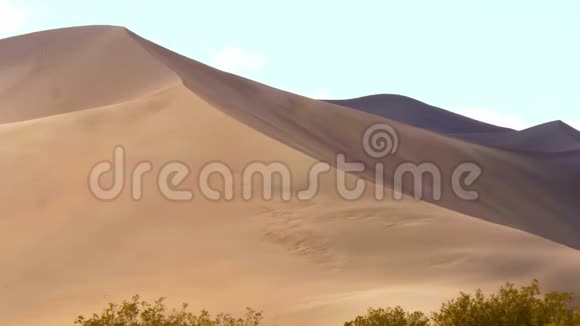 内华达沙漠中的大沙丘视频的预览图