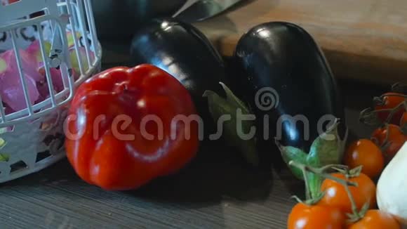 木桌上的胡椒和茄子视频的预览图
