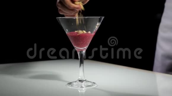 用辣椒覆盆子和桃子做布丁健康甜点和节食概念视频的预览图