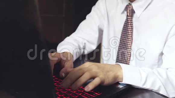 英俊的商人在办公室工作年轻人在笔记本电脑上打字慢动作3840x2160视频的预览图