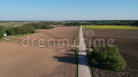 春季景观带砾石路鸟瞰视频的预览图