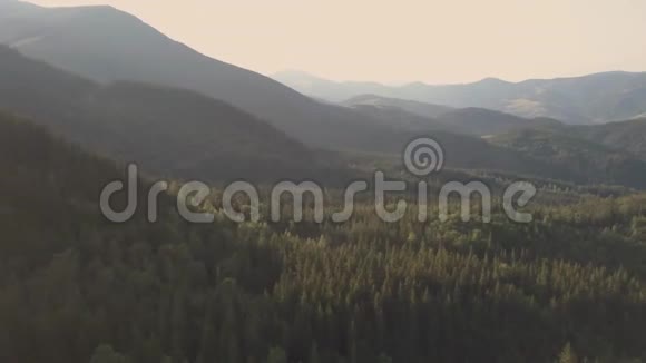 乌克兰Dzembronya村附近的夏季喀尔巴阡山脉全景视频的预览图