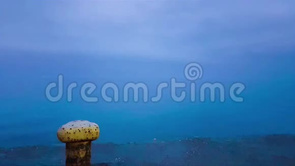 在蓝色的时刻雾在平静的海面上的美丽景色视频的预览图