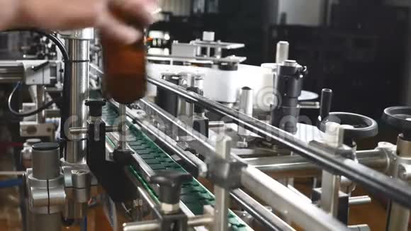 啤酒厂啤酒装瓶技术生产线在工厂里一排空棕色的瓶子搬动传送带的瓶子视频的预览图