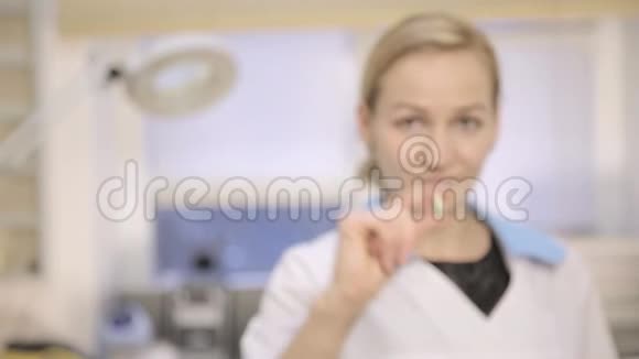 医院里的女医疗专家展示了给病人服用的药丸视频的预览图