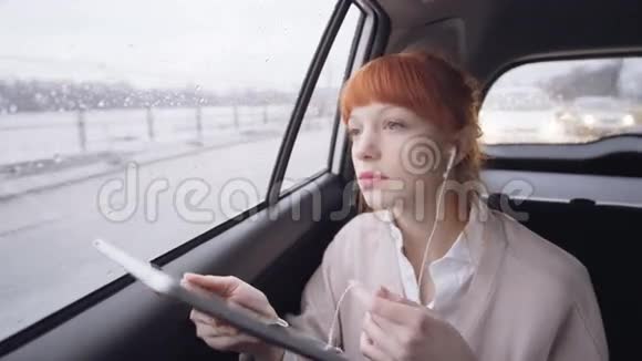 在车里的女人有一个很好的Skype对话视频的预览图