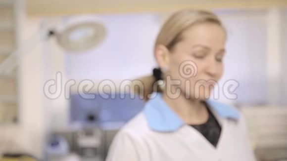 医院里的女医疗专家展示了给病人服用的药丸视频的预览图